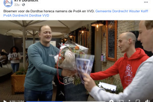 Bloemen en kaart voor 47 Horecazaken in Dordtse binnenstad namens PvdA en VVD