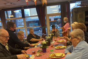 Wijkontbijt in Waterwiel: bewoners genieten van samen eten en praten