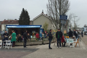PVDA & VVD geven horeca in binnenstad een kaart en bloemen met de opening van de terrassen