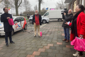 Wethouder Heijkoop ontvangt 1e tasje persoonlijke hygiene producten